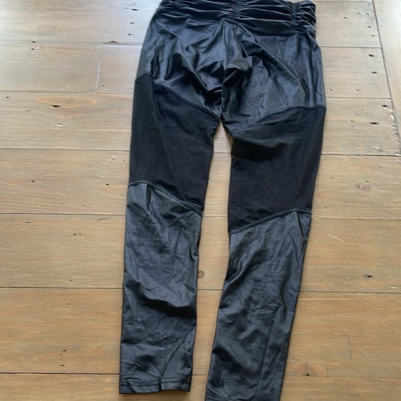 Carbon38 shiney leggings withh mesh on knees and lower thighs. Chill by Will - Picture 6 of 6